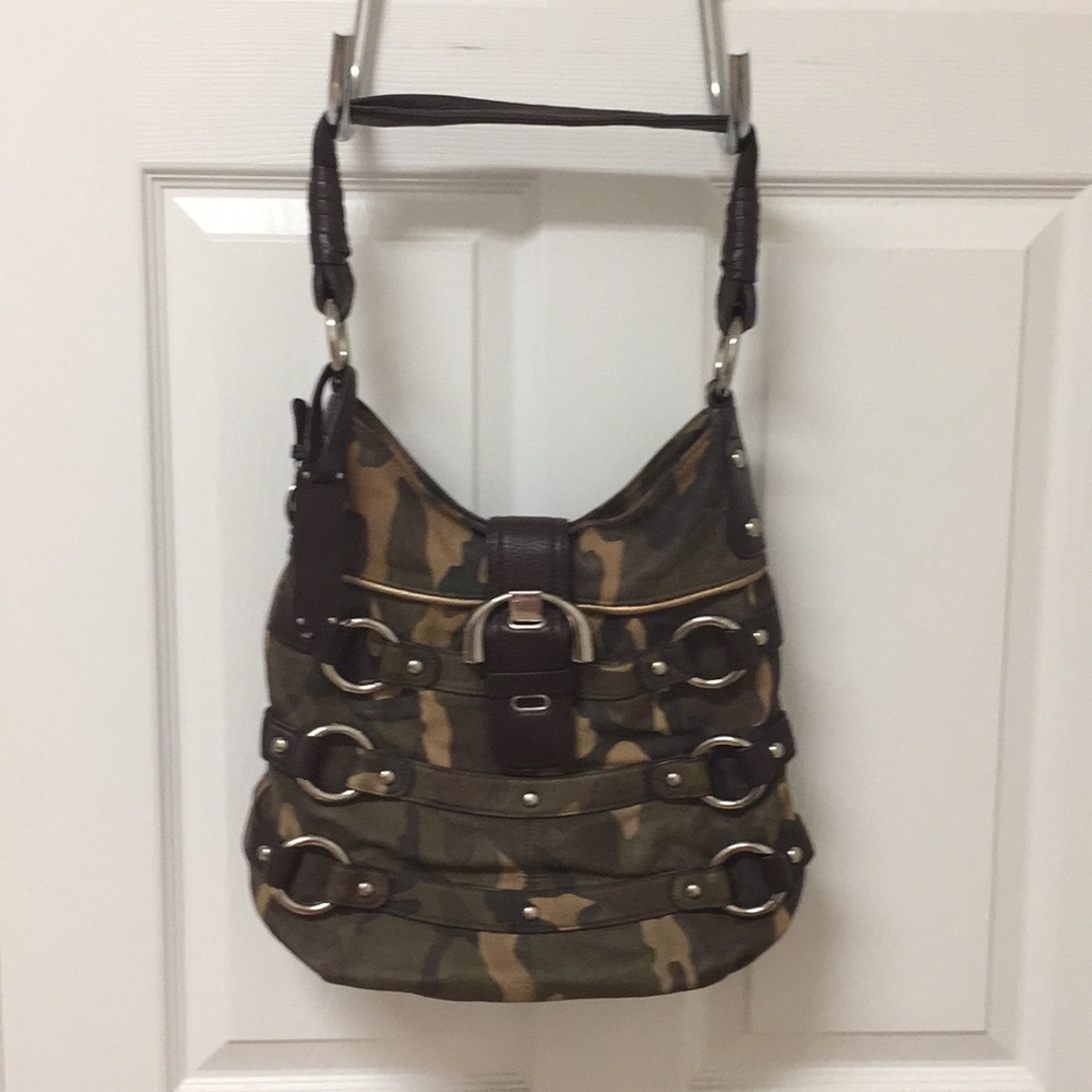 B. Makowsky Camo bag